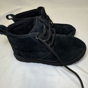UGG Neumel Chukka Boots Black Suede Wool Sheepskin Lace Up Womens 6 EU 37 Winter